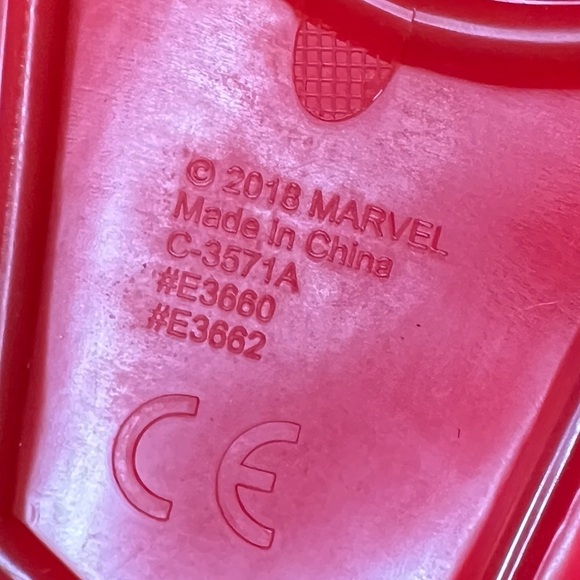MARVEL Spiderman Mask Hard Plastic with Adjustable Strap Red 2018 Hasbro - Picture 7 of 7